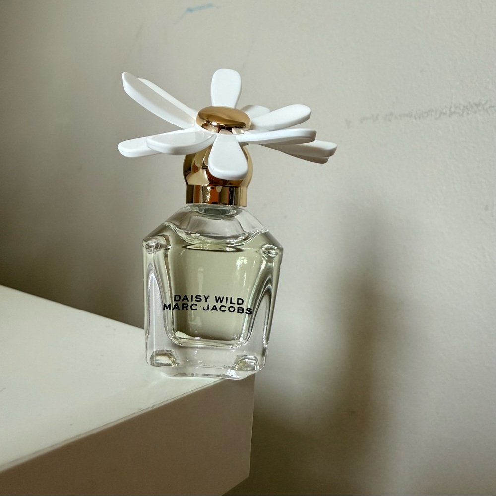 Marc Jacobs Daisy Wild deluxe mini size (4 ml). New and unopened